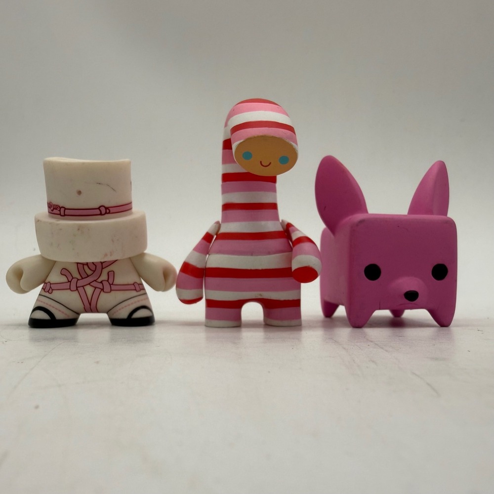 Kidrobot & Other Art Toy Lot Pink Red White Rope Figures Spray Cap